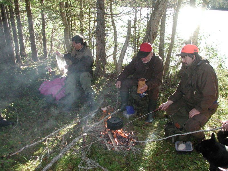 EPSN1021 (3).JPG - Vi har denne dagen med oss Jan Stokdahl som kartleser og postjegerassistent. Kåre passer svartkjelen og Frode steiker flæsk
